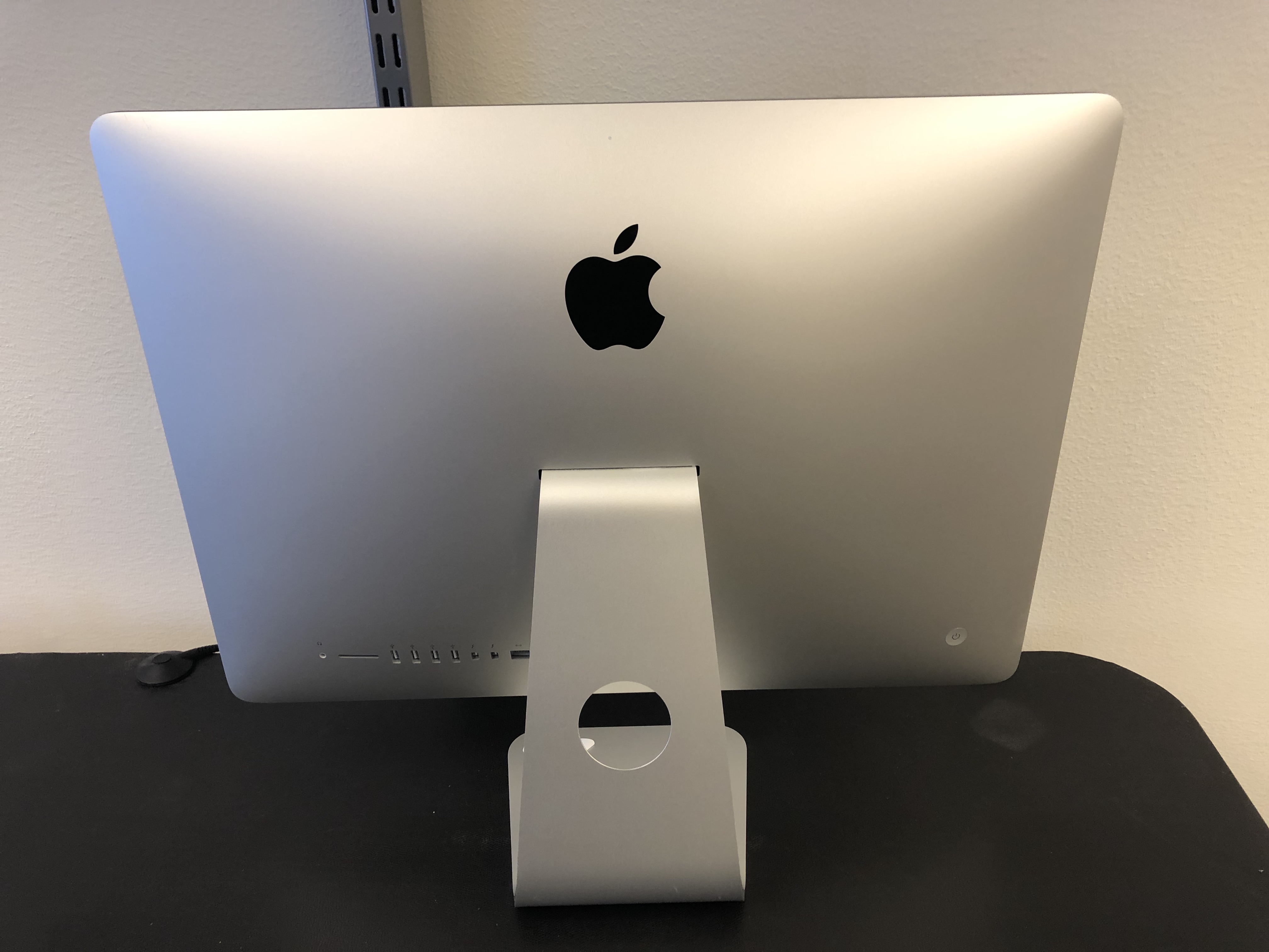 iMac 21.5" Intel Core i5 1.6 GHz / 8 GB RAM / 1 TB HDD / Late 2015